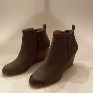 Gray Caslon bootie 8.5